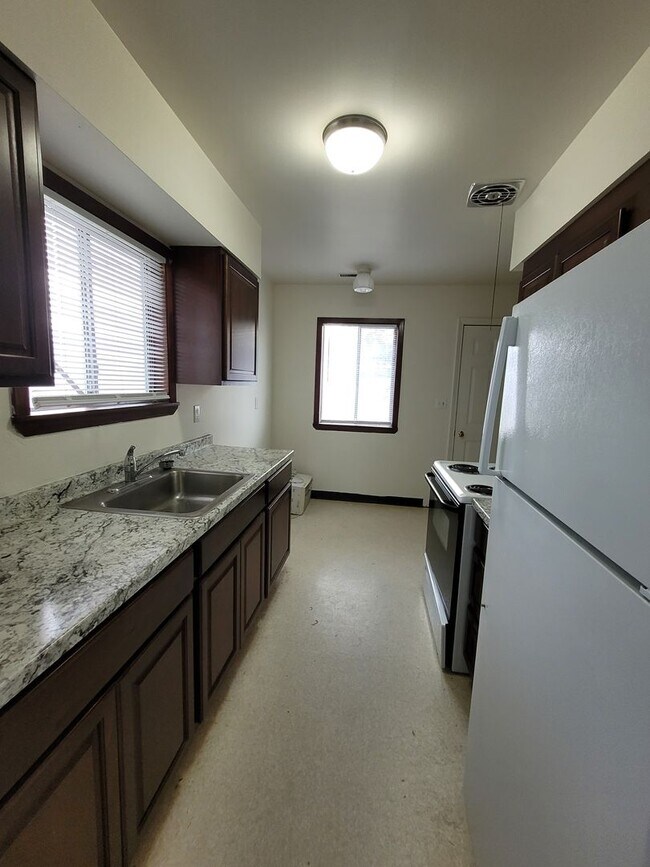 Foto del edificio - 1204-1206 Vandenberg Ave