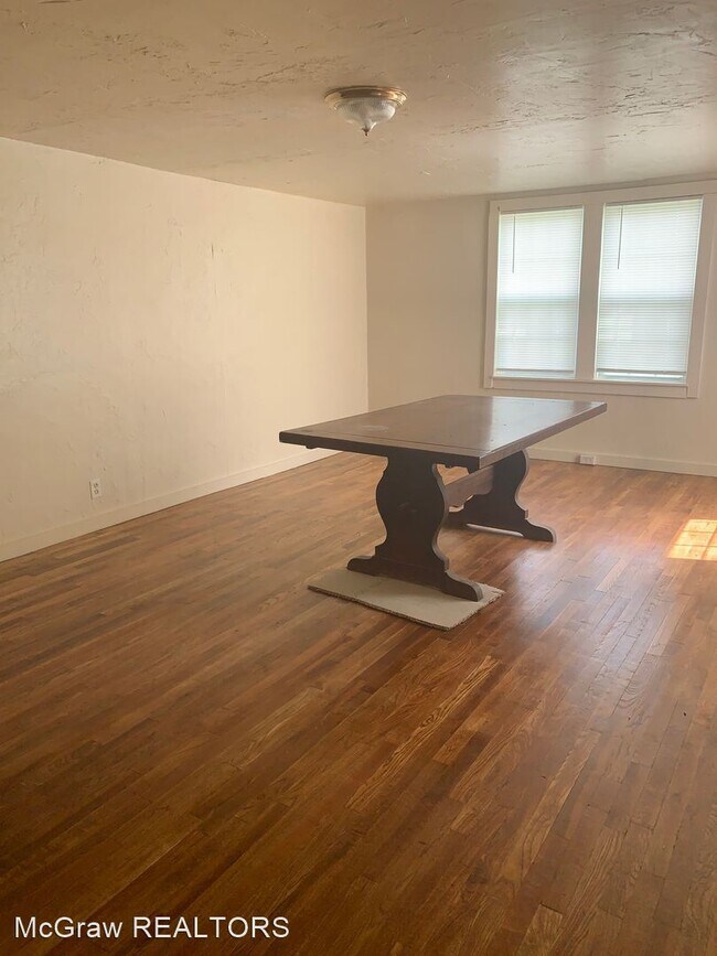 Foto del edificio - 5 br, 1 bath House - 600 W 5th