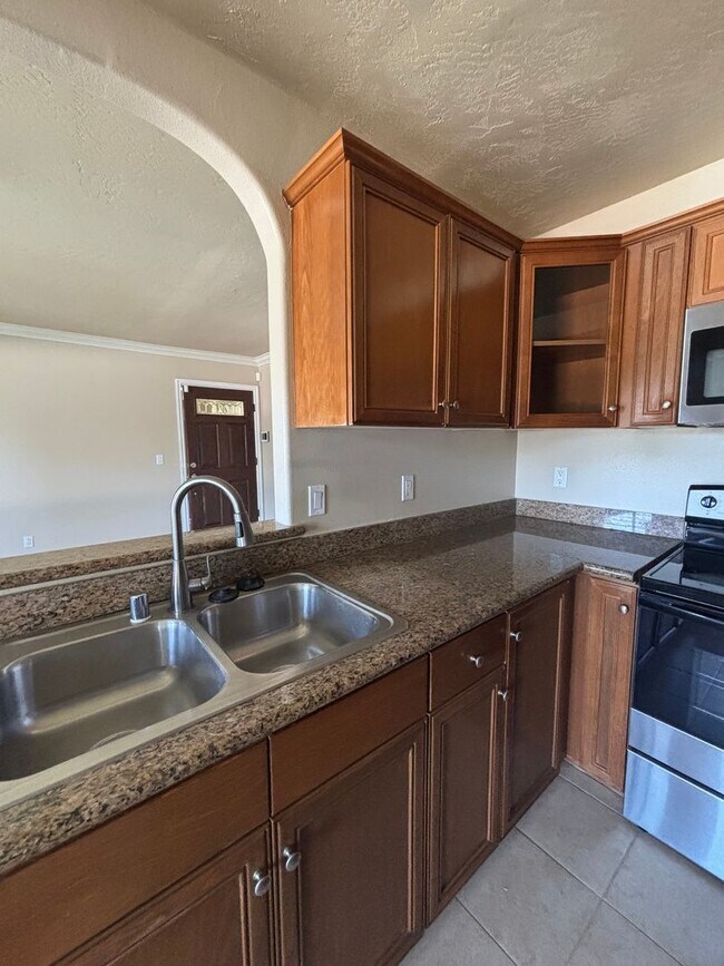 Foto del edificio - Charming 2 Bedroom, 1 Bathroom Apartment in a Convenient Location