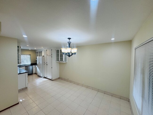 Foto del edificio - Nice Two-Story Unit with Attached Garage a...