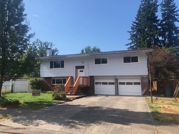 Primary Photo - SPACIOUS SPLIT LEVEL HOME IN ORCHARDS