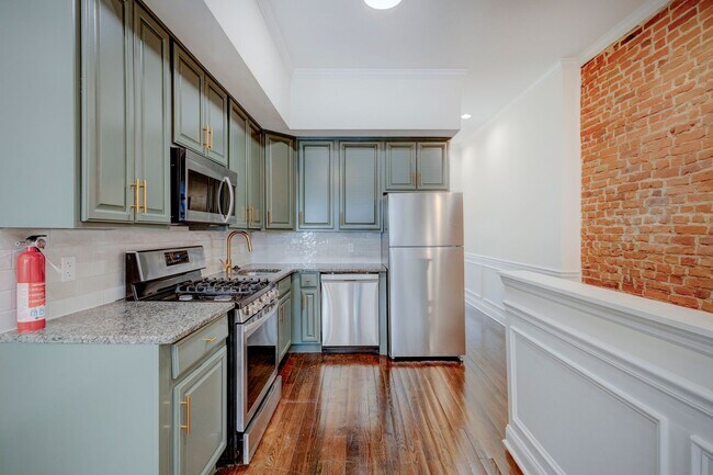 Foto del edificio - Newly Renovated 6 Bedrooms / 4 Bathrooms at Norris St