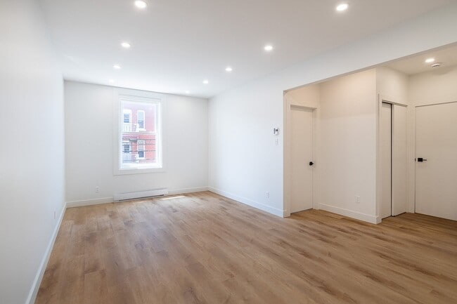 Building Photo - 297 Rue de Courcelle