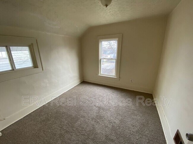 Building Photo - 296 S Harris Ave