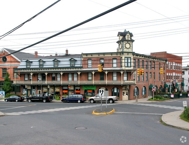 Building Photo - 526 Main St