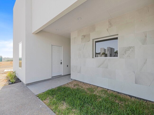Building Photo - 1610 Lomas Del Sur