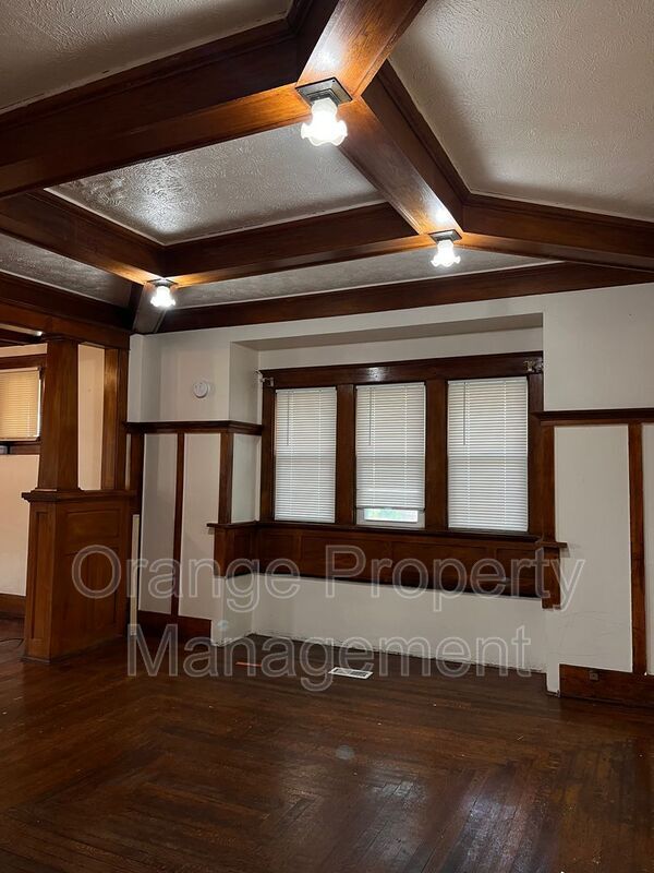 Building Photo - 3042 Fowler Ave