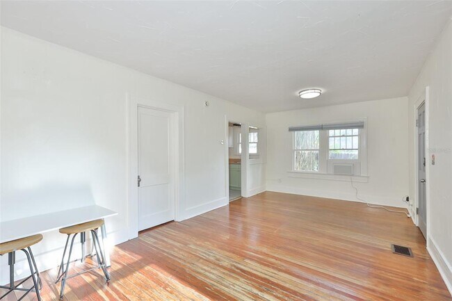 Foto del edificio - 340 Moffett Ct N