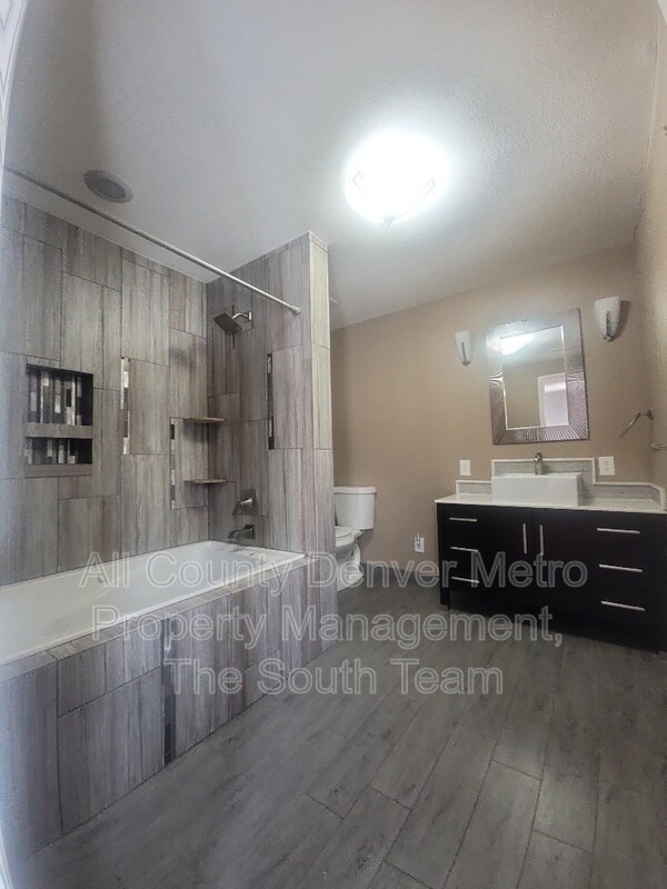 Building Photo - 4365 W Kenyon Ave