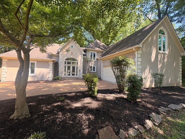 Foto del edificio - Newly Painted Germantown Home Minutes Away From Thornwood Market Row. Pets Are Welcome With Owner...