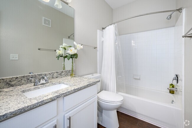 Baño de 2BD, 2BA - Waters Edge Apartments