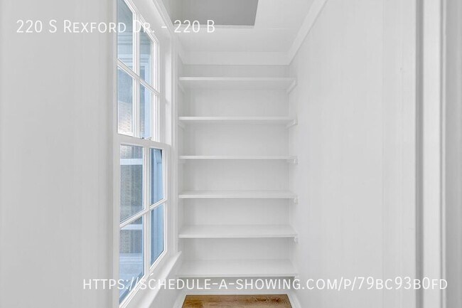 Foto del edificio - 220 Rexford Dr
