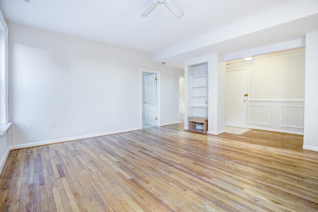 Building Photo - Adorable AdMo Abode w/ Awesome Roof Deck!