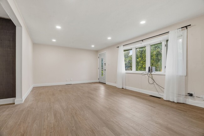 Building Photo - 1428 Laurel Dr