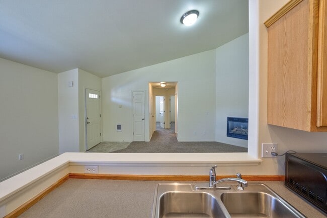 Building Photo - 882 NE Hidden Valley Dr
