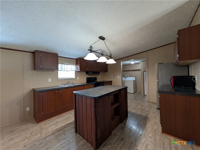 Foto del edificio - 135 Water Hole Ln