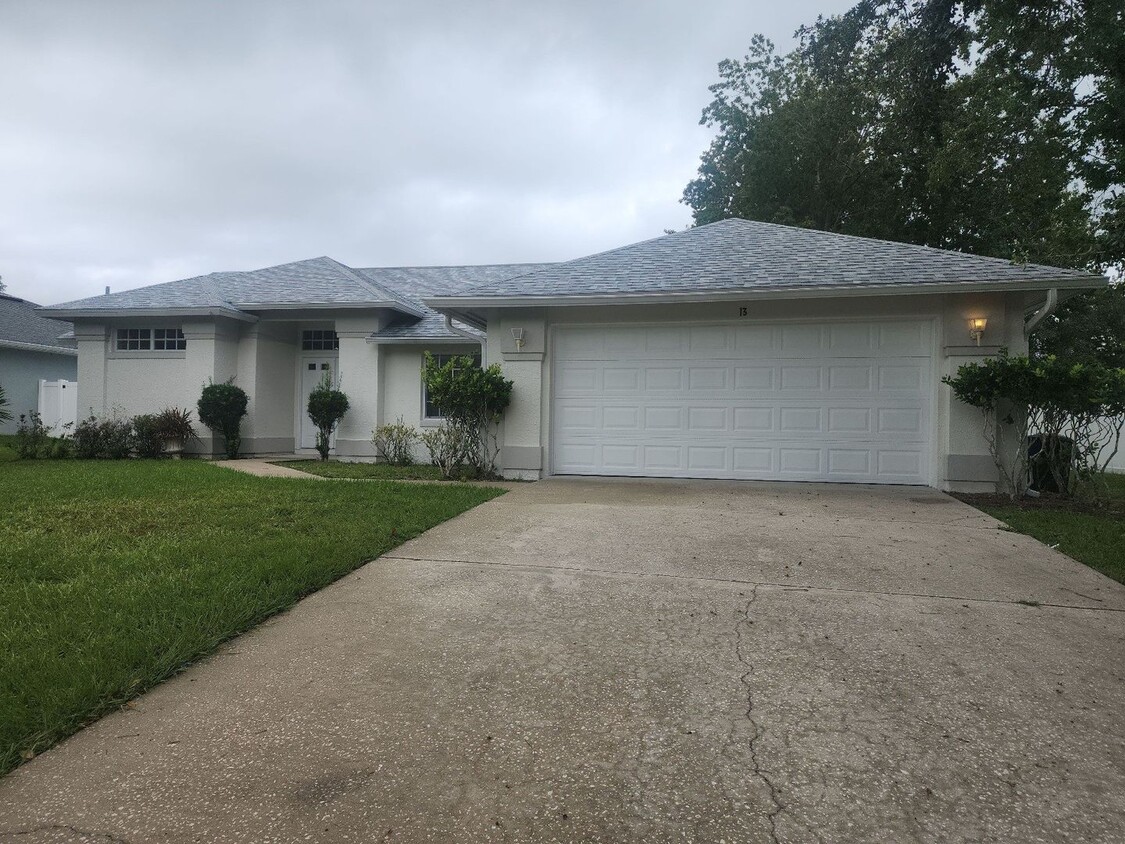 Foto principal - Fall in Love with this 3 Bed 2 Bath home i...