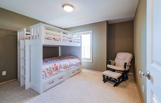 Building Photo - Available June 1st 2024! 2BD 3BA Townhome