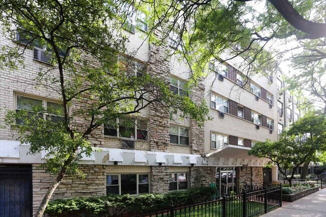 Building Photo - 535 W Briar Pl