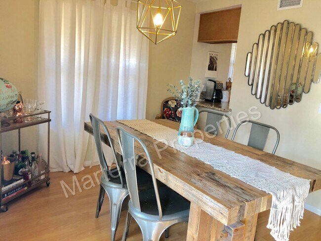Building Photo - Upgraded Town Home With Resort Style Ameni...