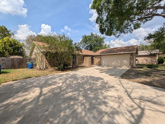 Building Photo - 619 Summerwood Dr
