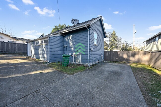 Building Photo - Charming 1-bedroom, 1-bathroom unit in Greenwood