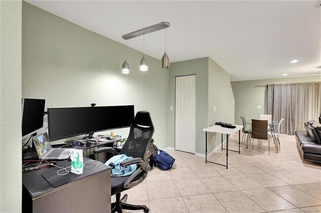 Foto del edificio - 2778 SE Birmingham Dr