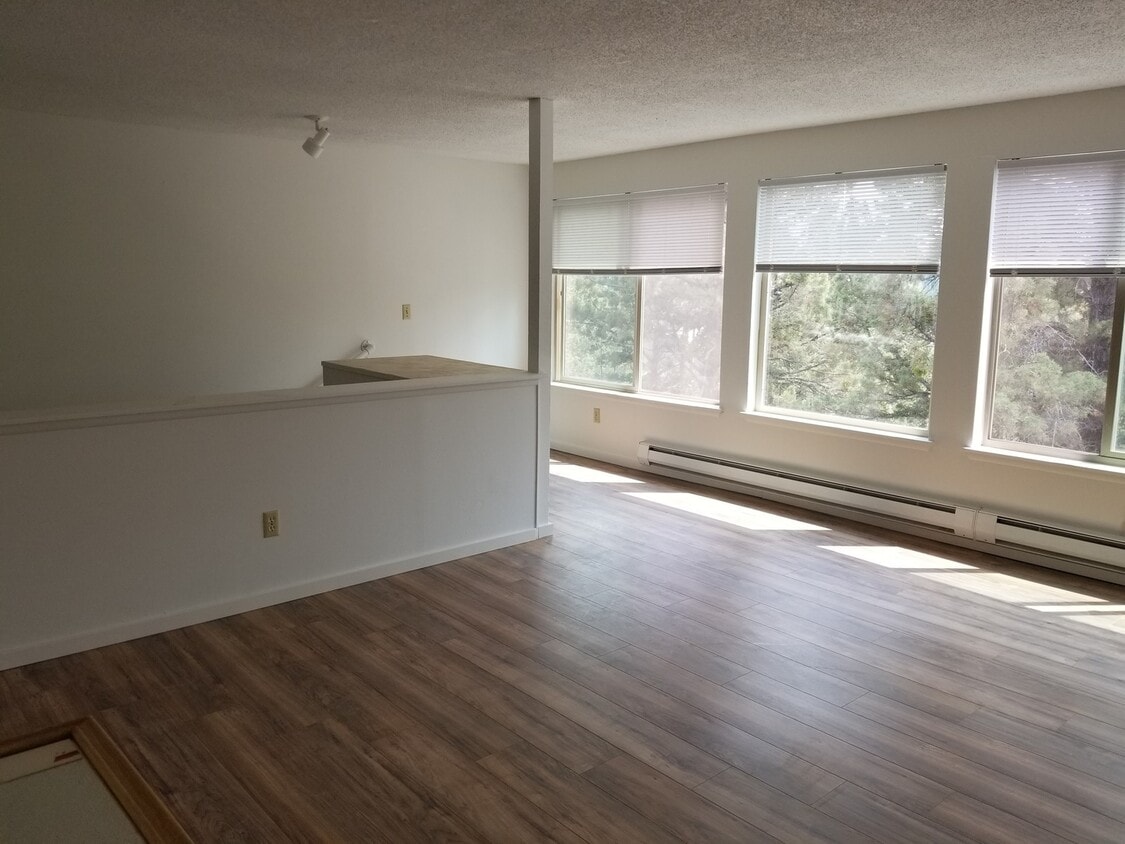 Building Photo - Juniper 1544-48