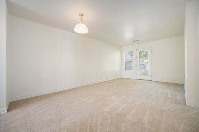 Foto del edificio - AVAILABLE NOW!  Close to the Airport?? and...