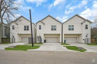 Building Photo - 2311 Solo St