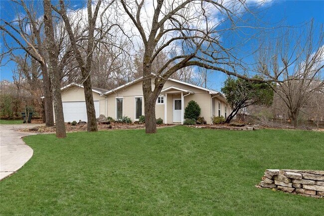 Building Photo - 2827 E Whippoorwill Ln