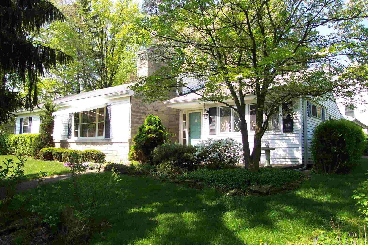 Foto principal - 3 Bedroom + Large Study Available August 2...