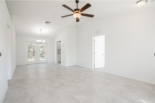 Building Photo - 3/2/1 Single Family Home Available – Cozy,...