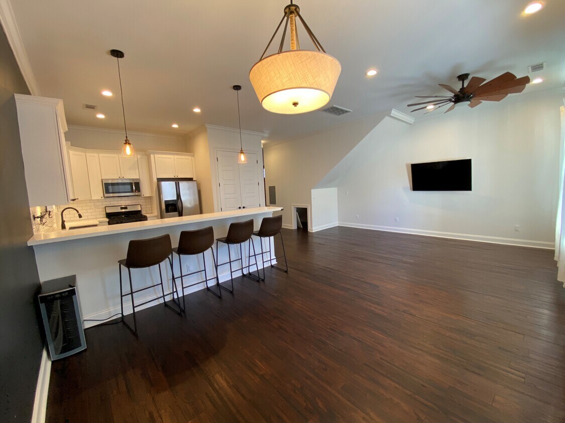 Foto principal - 8424 Apple St