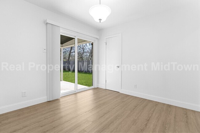 Foto del edificio - 512 Livingston Dr