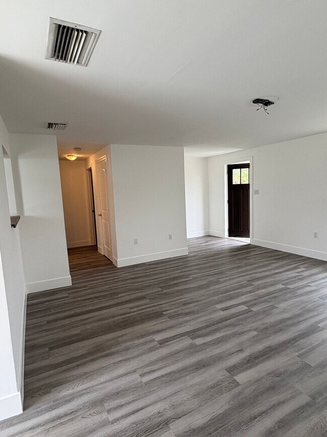 Foto del edificio - Spacious 2/2 with a garage available until AUGUST
