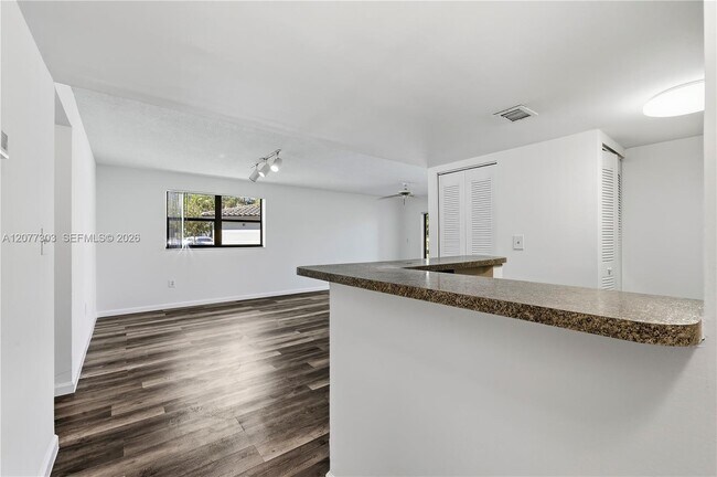 Foto del edificio - 9877 Nob Hill Ct
