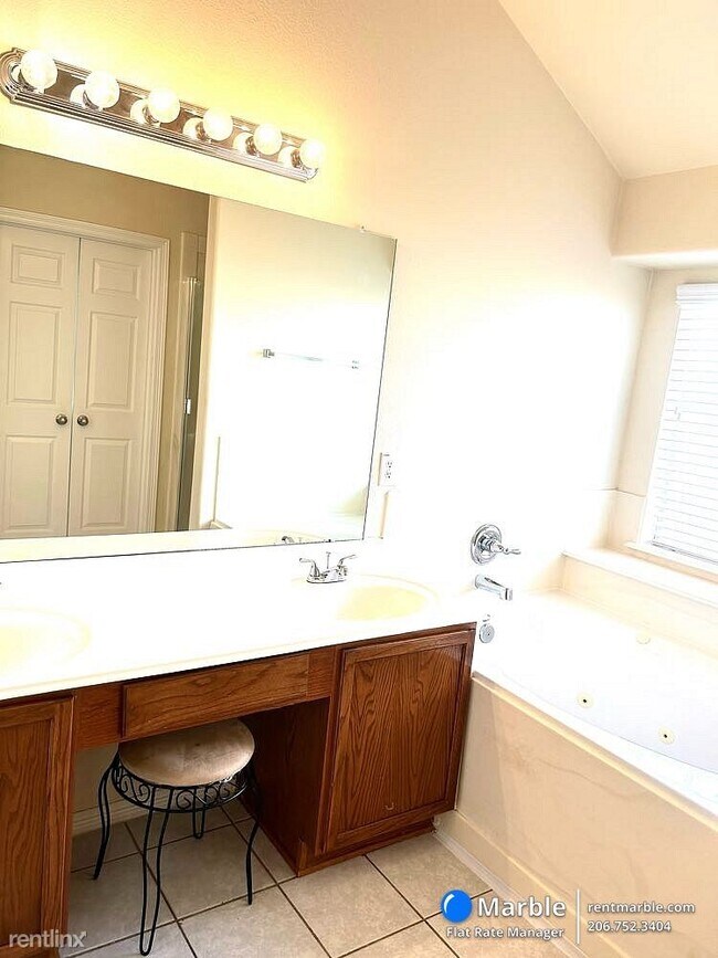 Foto del edificio - 4 br, 2 bath House - 7913 Emerald Oak Dr
