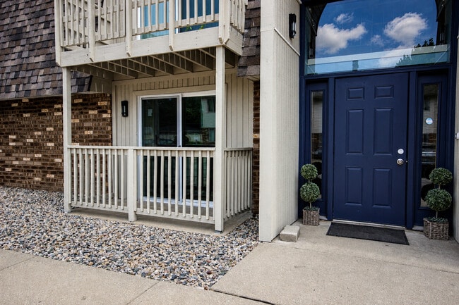 Front Patio - 370 Villabrook Dr