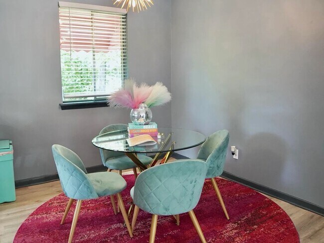 Foto del edificio - Three Bedroom Home