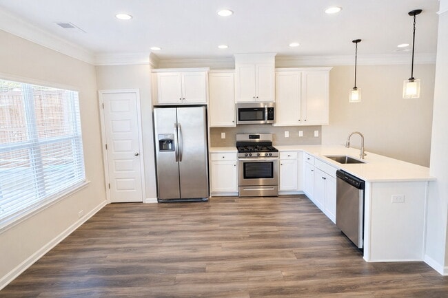 Foto del edificio - 3-bedroom Townhome in Buford City Schools with Quartz Kitchen, Private Suite, and Walkable Downto...