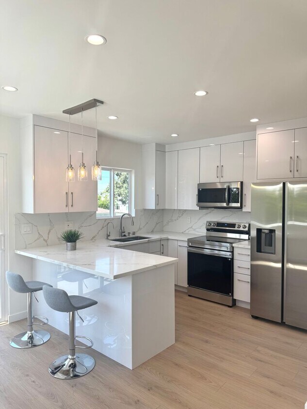 Foto principal - Spacious 1000 Sq. Ft. Second-Floor Back AD...
