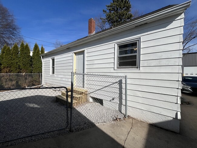 Building Photo - 630 Schoen St
