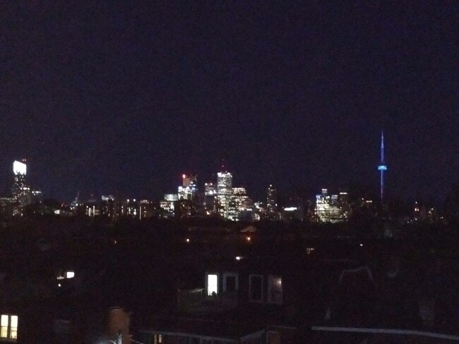 Photo du bâtiment - Stunning, huge, sun soaked two story loft apt in Hillcrest / Wychwood ((Dupont & Christie))