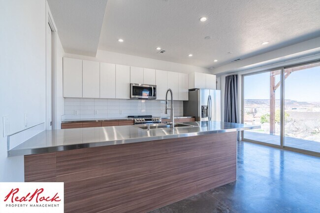 Foto del edificio - Modern and Spacious 4 Bedroom Home with an...