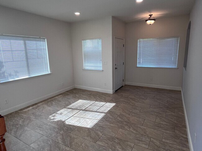 Foto del edificio - BEAUTIFUL HOME IN ROSEVILLE IN GATED COMMU...