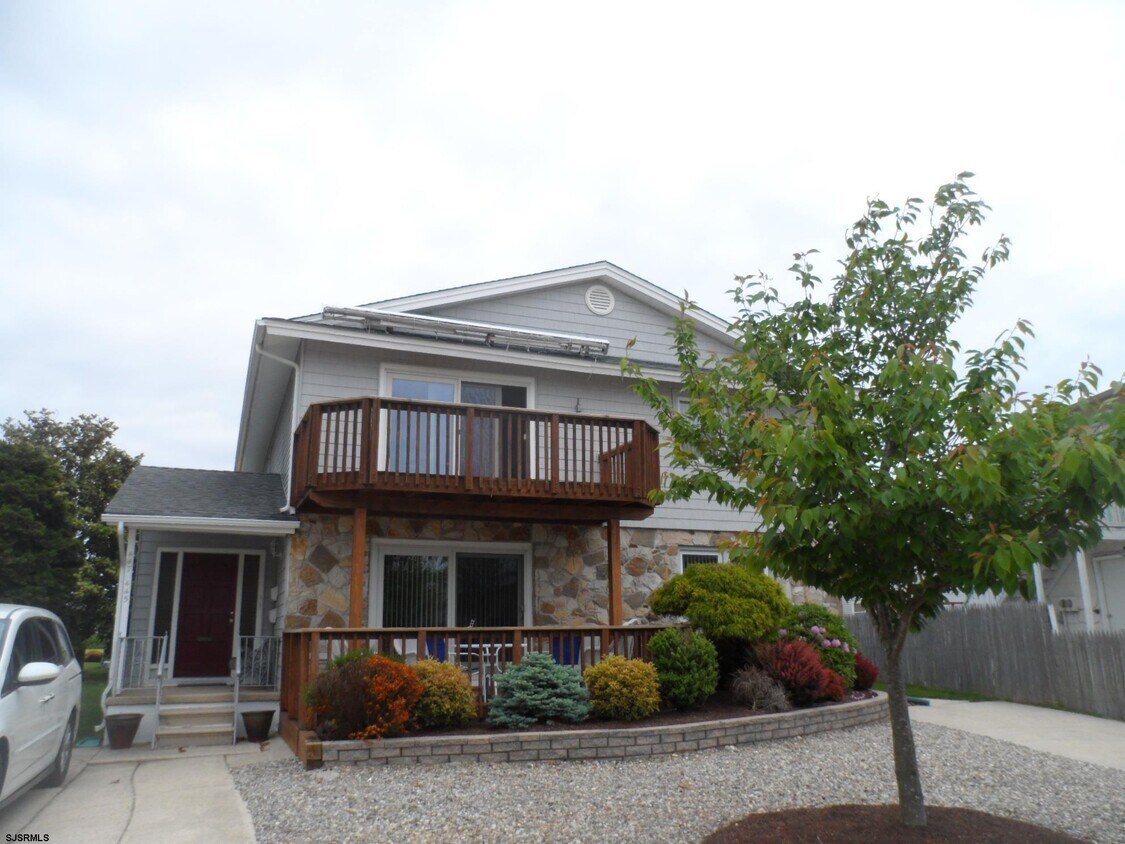 Primary Photo - 447 Berkshire Dr