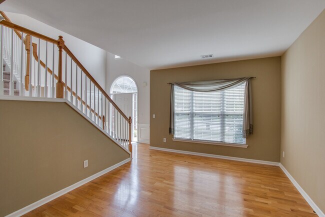 Foto del edificio - 4Bed/2.5Bath in Brentwood, Lawn Care Included!