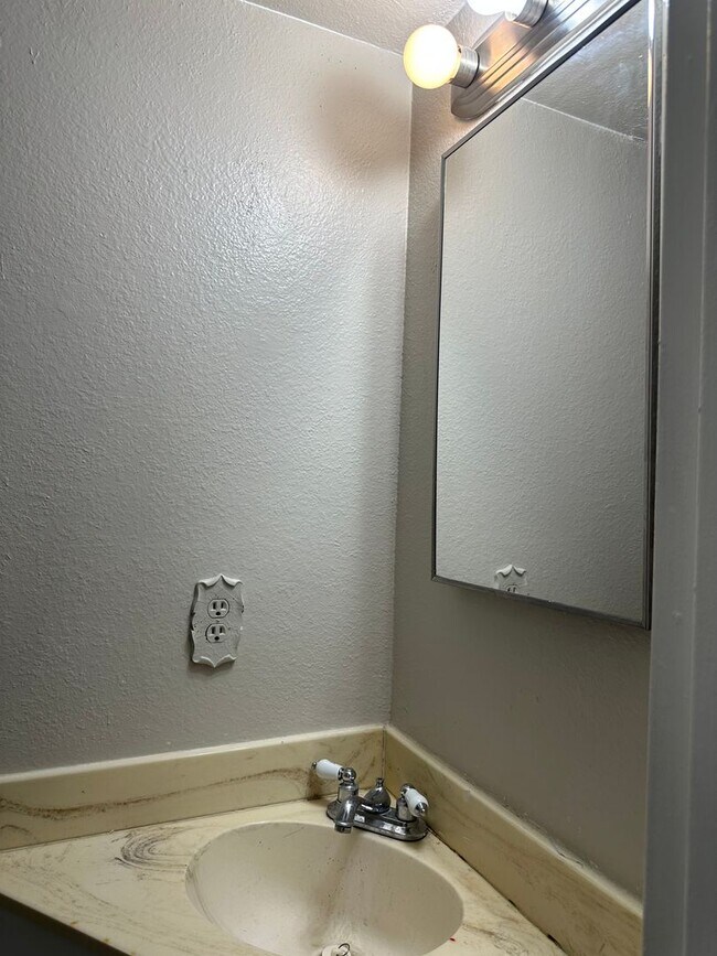 Foto del edificio - Three bedroom townhome with 2 car garage a...