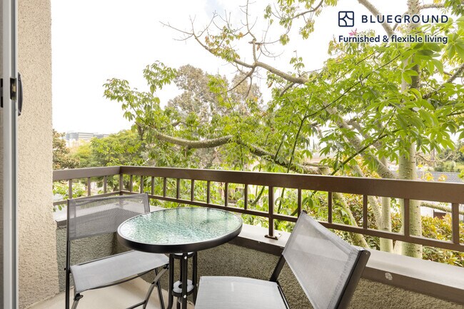 Foto del edificio - 467 S Arnaz Dr